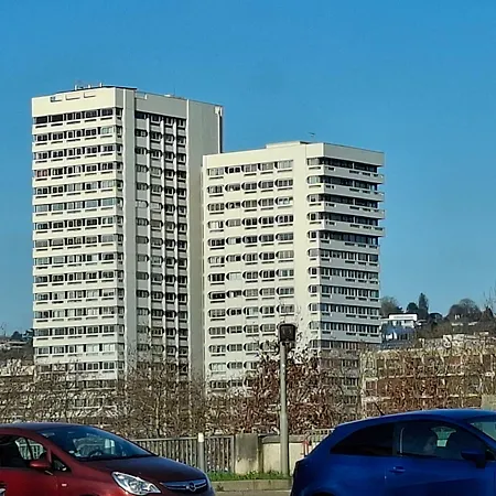 Sous Les Etoiles - Dans Gratte-ciel Avec Parking En Sus *