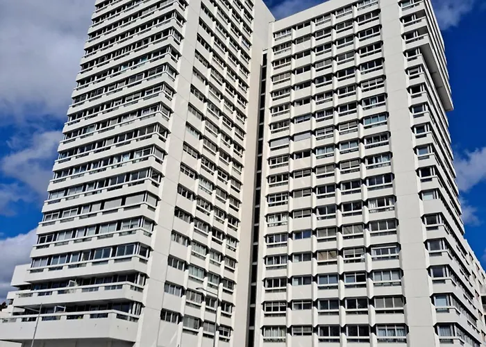 Sous Les Etoiles - Dans Gratte-ciel Avec Parking En Sus *