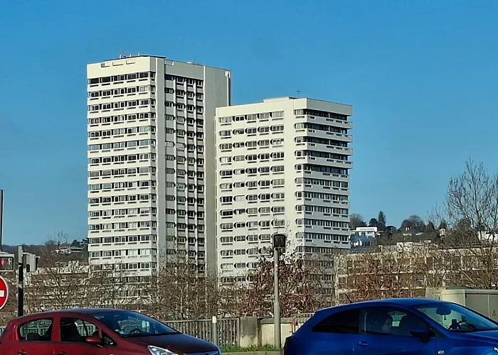 Sous Les Etoiles - Dans Gratte-ciel Avec Parking En Sus *